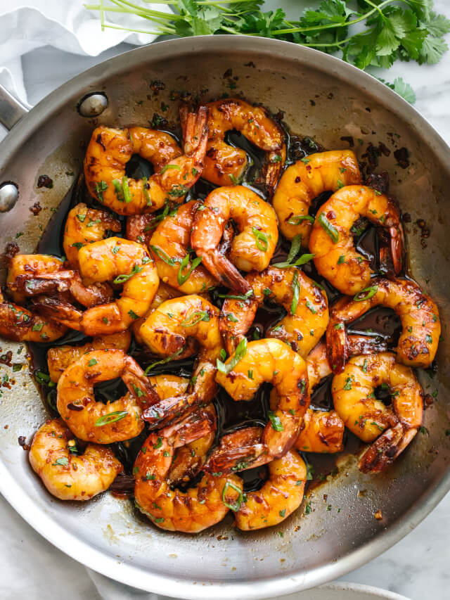 Honey garlic shrimps in a pan.