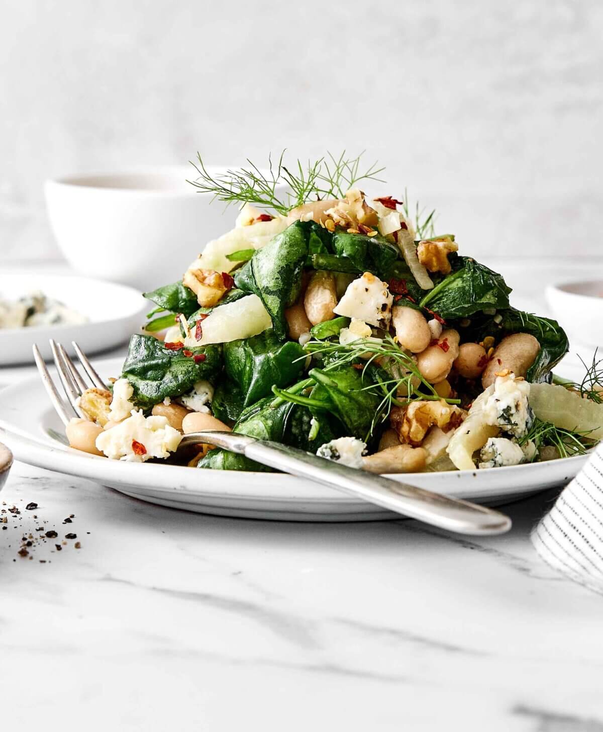 This warm spinach and white bean salad is my nudge to make more warm salads! It’s simple yet savory, healthy, and perfect for colder months.